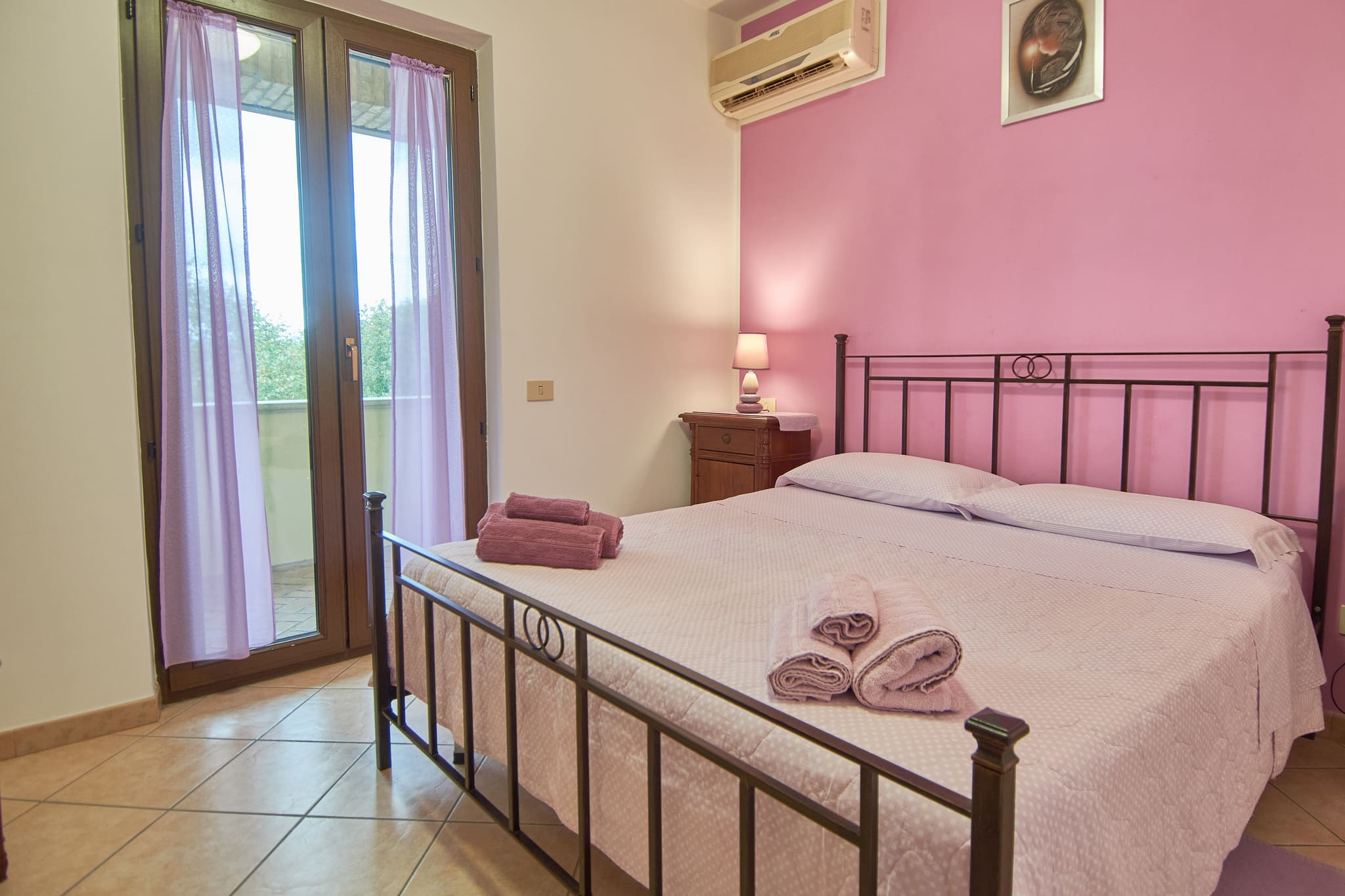 Appartamento di 35 metri quadrati che può ospitare da 2 a 4 persone. Il Lilla è formato da una camera matrimoniale, una cucina con piano cottura e letto per due aggiuntivo e un bagno privato.