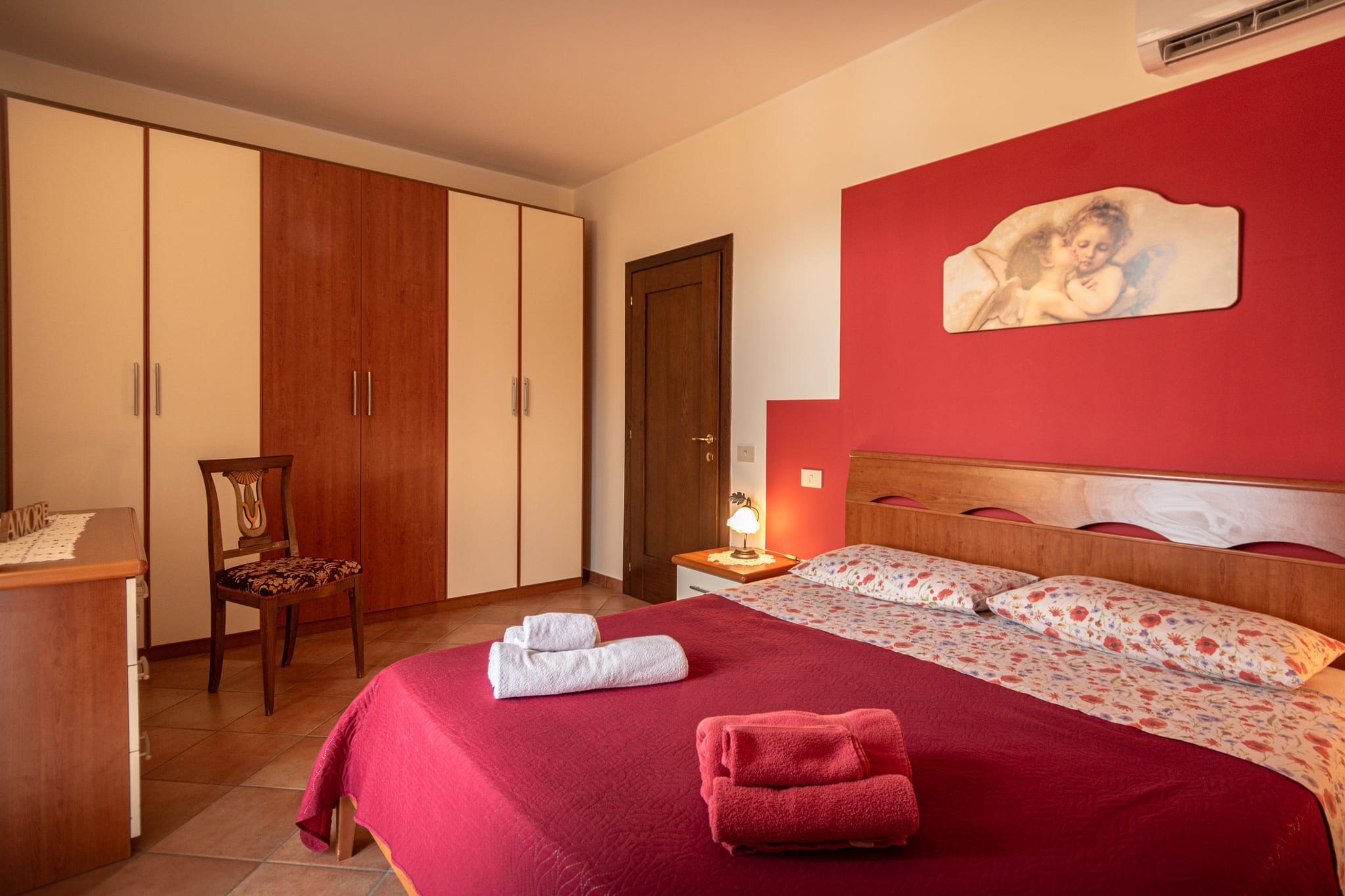 Colorato e rinnovato in spazi e arredi, il Papavero è un appartamento capace di ospitare fino a sei persone. Una cucina attrezzata con piano cottura e frigo, una zona soggiorno e due camere da letto lo rendono ideale per nuclei di famiglie e amici che hanno bisogno di maggiore spazio