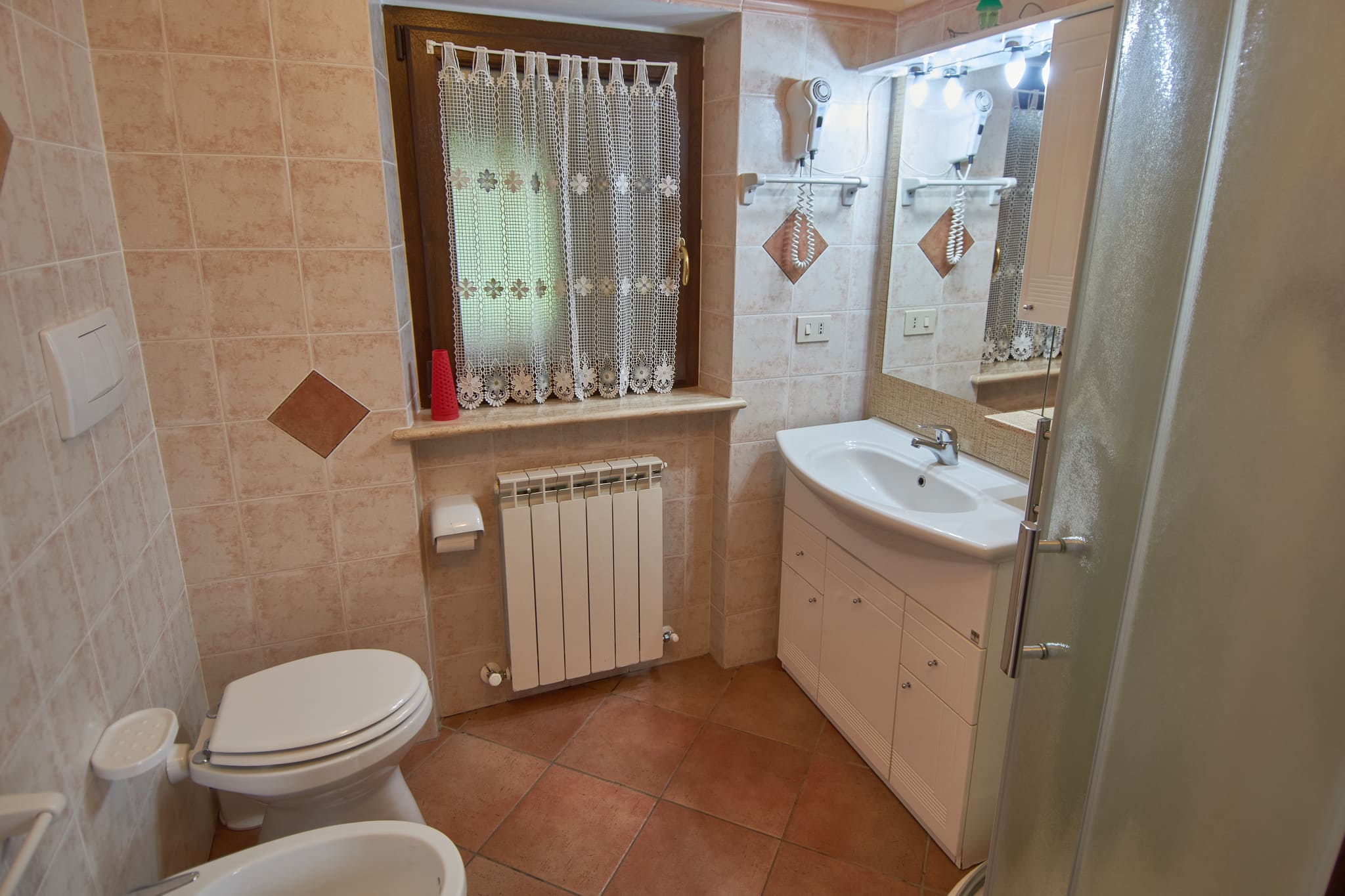 Colorato e rinnovato in spazi e arredi, il Papavero è un appartamento capace di ospitare fino a sei persone. Una cucina attrezzata con piano cottura e frigo, una zona soggiorno e due camere da letto lo rendono ideale per nuclei di famiglie e amici che hanno bisogno di maggiore spazio