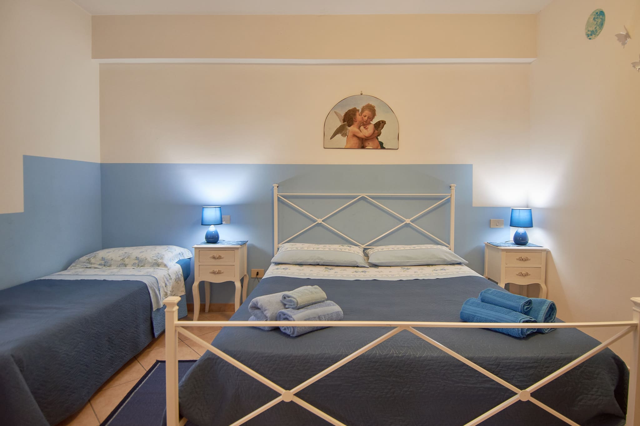I cinque appartamenti della Sorgente del Subasio sono stati rinnovati di recente e offrono ai nostri ospiti comfort e semplicità Ogni alloggio, indipendentemente dai posti letto, è dotato di climatizzazione autonoma e bagno privato. Tutti gli appartamenti sono interni al casolare che ospita la struttura e sono circondati da un parco di 10.000 metri quadrati.